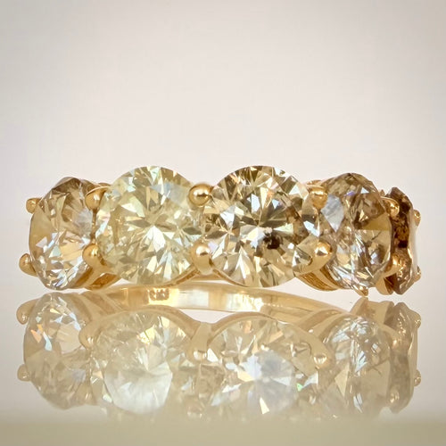 5,29 ct timanttisormus, 5-stone warm Champagne rivimalli lähikuva edestä