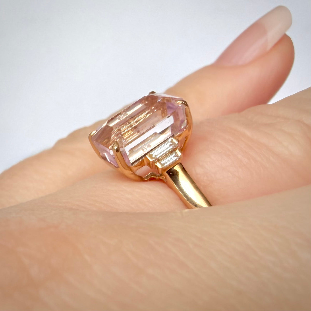Vaaleanpunainen kuntsiittisormus 4,49 ct – 14k keltakulta ja luonnontimantit sormessa sivuprofiilista