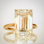 6,04 ct Emerald Cut solitaire-timanttisormus – F/VS1 – 14K keltakulta – IGI etuviistosta