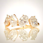 2,47 ct viisikivinen ovaalitimanttisormus – D–E/VVS – 14K keltakulta – HRD etuviistosta