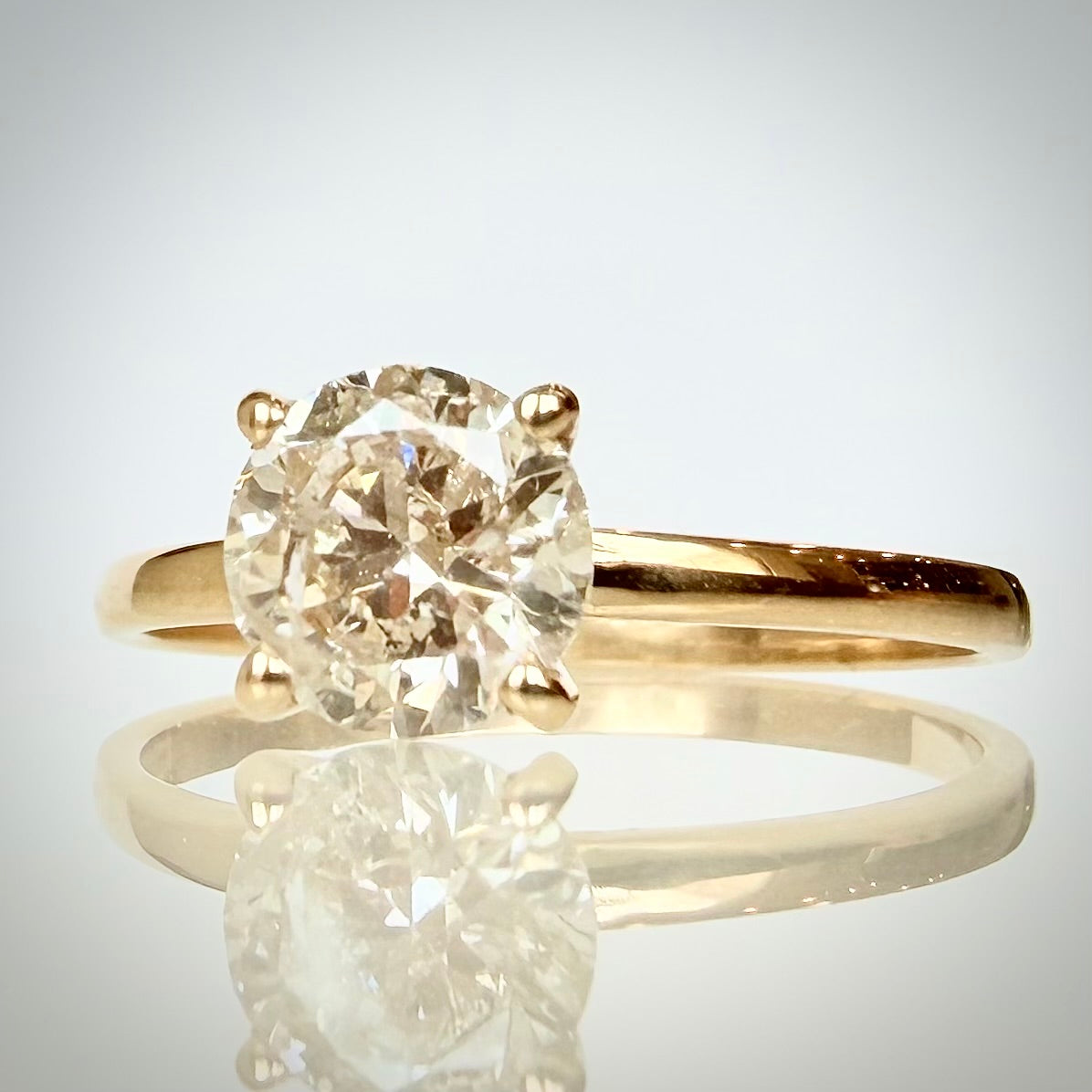 Luonnontimanttisormus noin 1,01 ct – Solitaire – 14K keltakulta etuviistosta