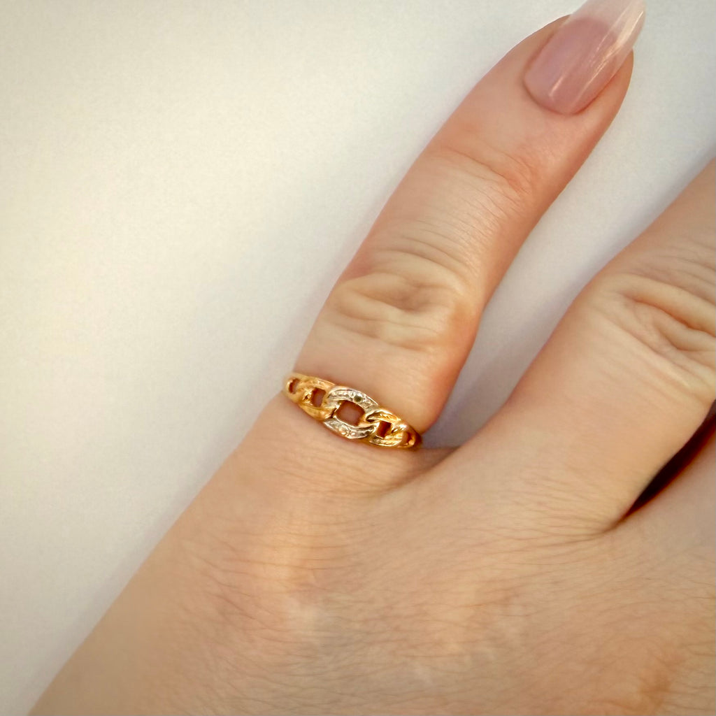 14k kaksivärinen vintage-ketjusormus sormessa valkoisella taustalla