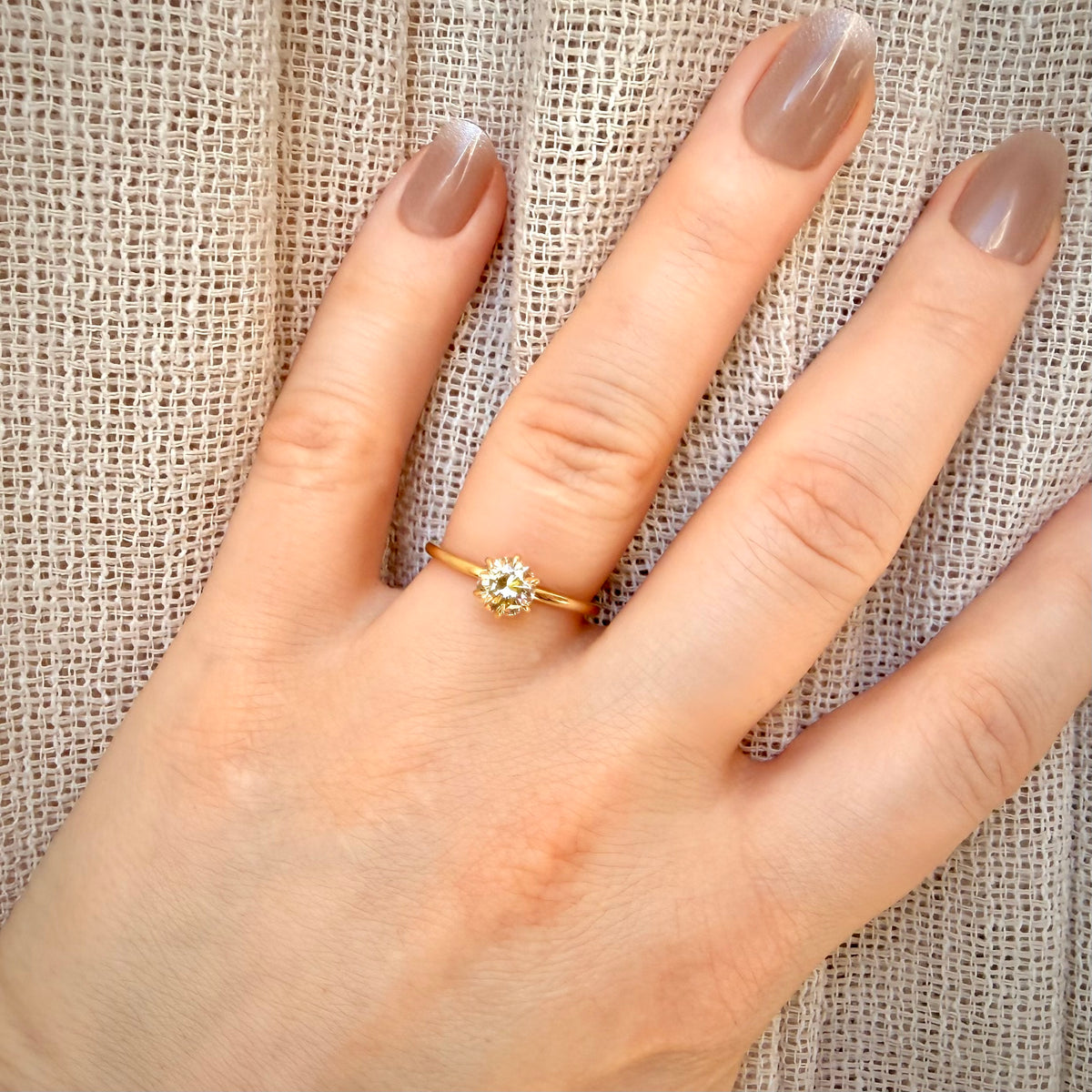 1,02 ct Shamppanja luonnontimanttisormus - Solitaire – 14K keltakulta – IGI sormessa kauempaa pellava taustalla