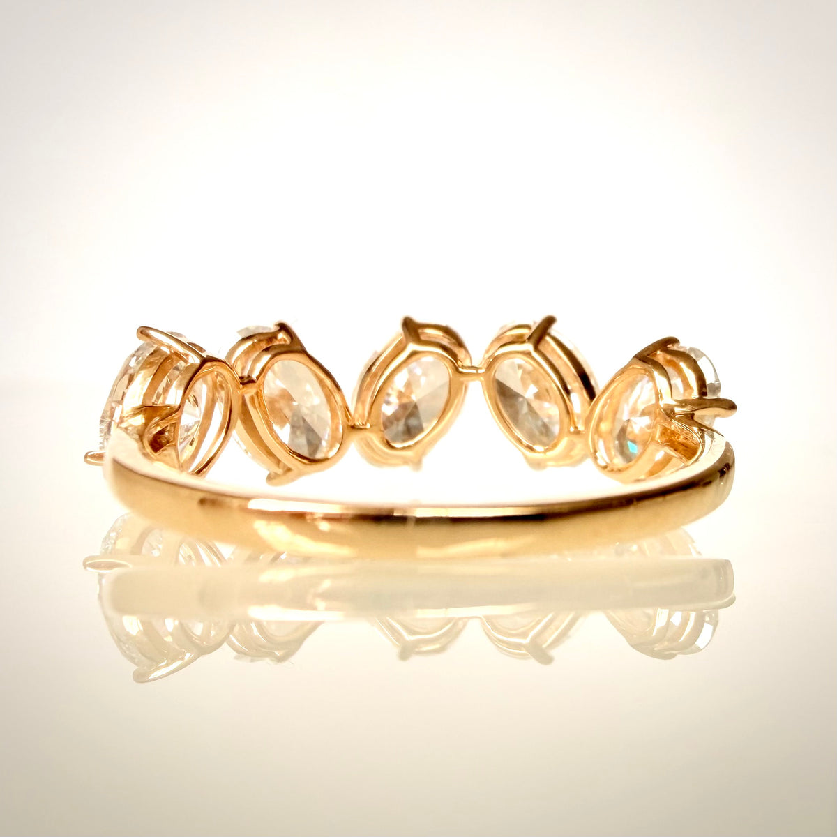 2,47 ct viisikivinen ovaalitimanttisormus – D–E/VVS – 14K keltakulta – HRD takaa