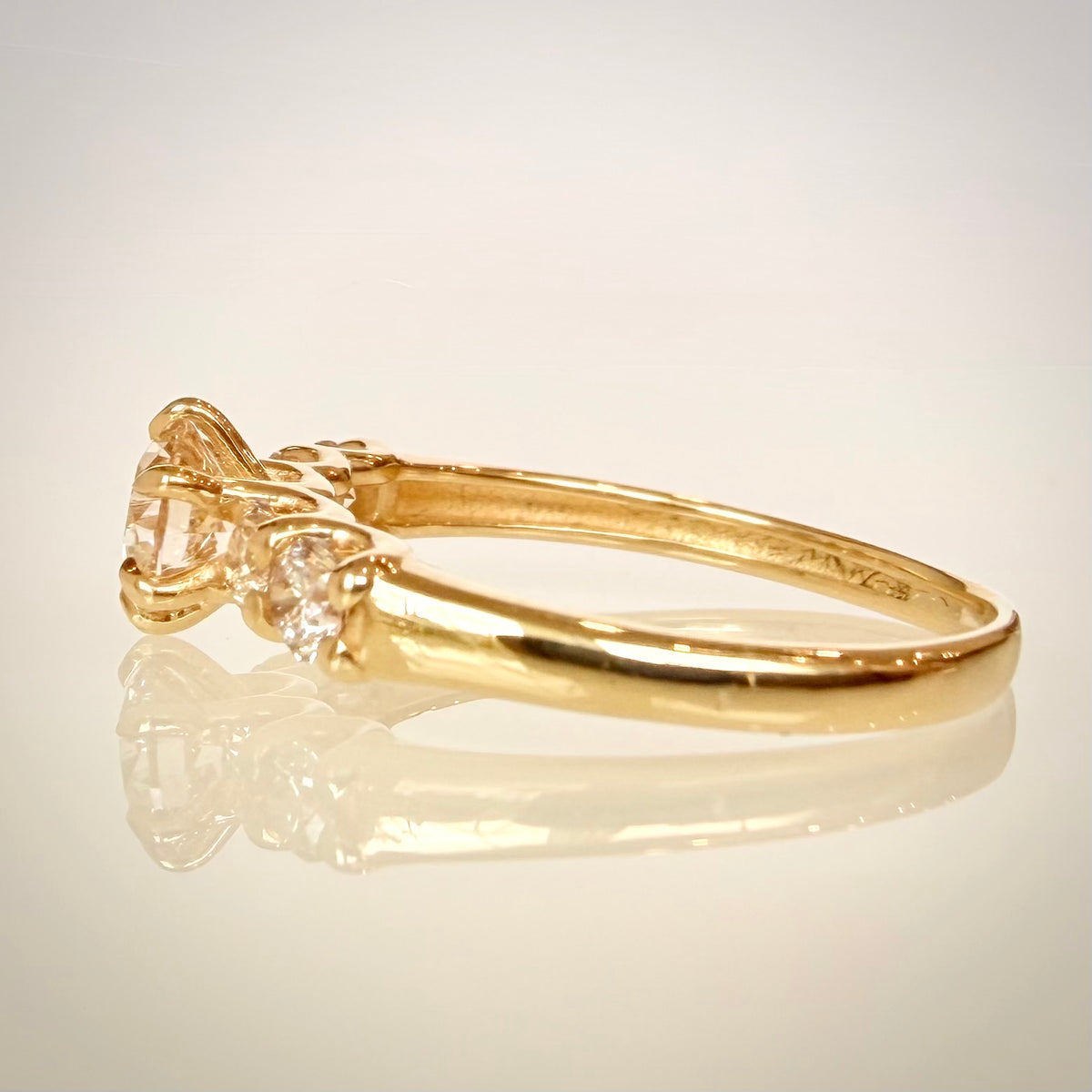 0,85 ct viisikivinen luonnontimanttisormus – 14K keltakulta – IGI sivulta