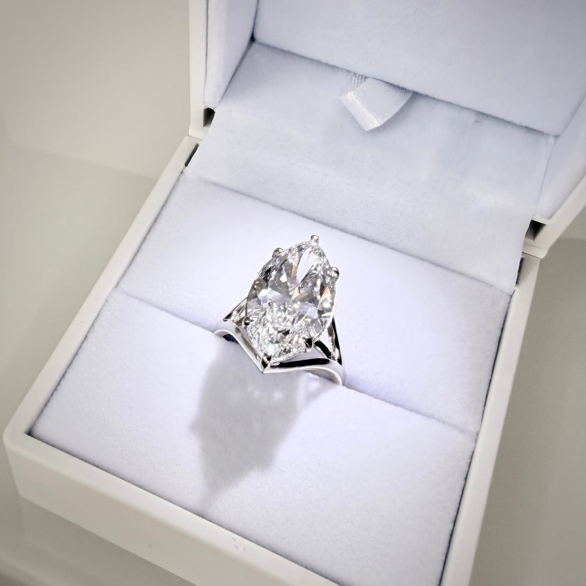 8,19 ct Marquise Cut -timanttisormus rasiassa
