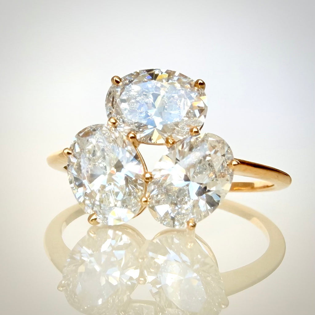 2,23 ct ovaali cluster-timanttisormus 14K kulta etuviistosta 2