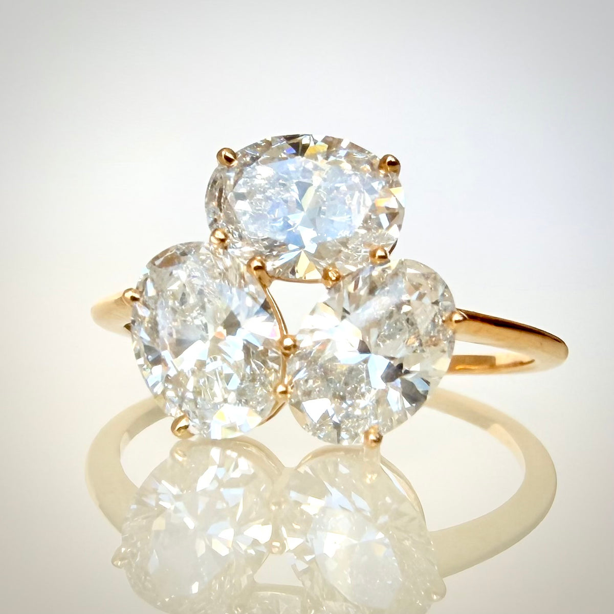 2,23 ct ovaali cluster-timanttisormus 14K kulta etuviistosta 2