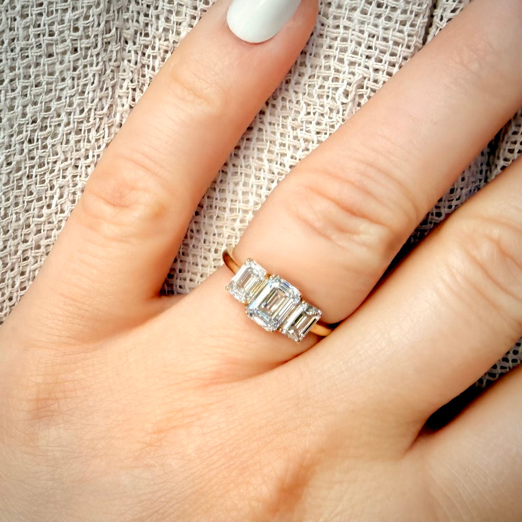 2,36 ct Emerald Cut trilogy-timanttisormus 14K | HRD kuva sormuksesta sormessa 2