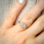 2,36 ct Emerald Cut trilogy-timanttisormus 14K | HRD kuva sormuksesta sormessa 2