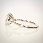 4,01 ct solitaire-timanttisormus sivulta
