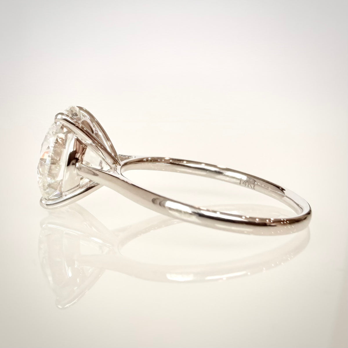 4,01 ct solitaire-timanttisormus sivulta