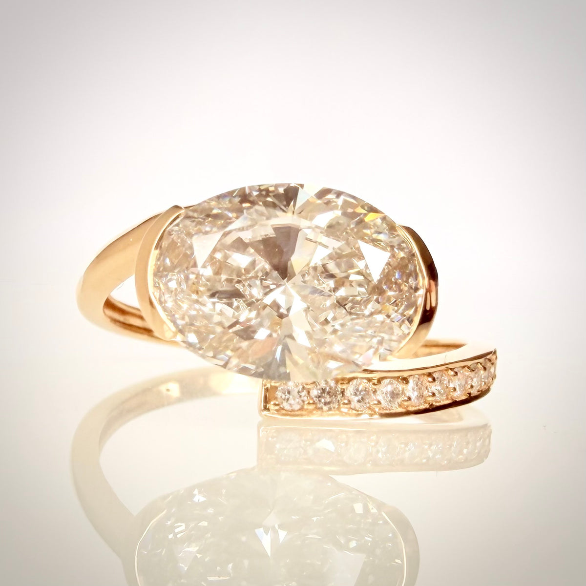 2,80 ct East–West ovaali-timanttisormus edestä