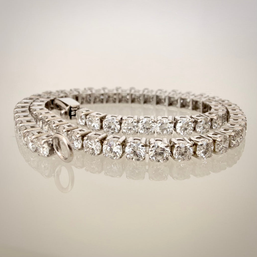 14K valkokultainen tennisrannekoru 3,27 ct valkoisella taustalla kerällä