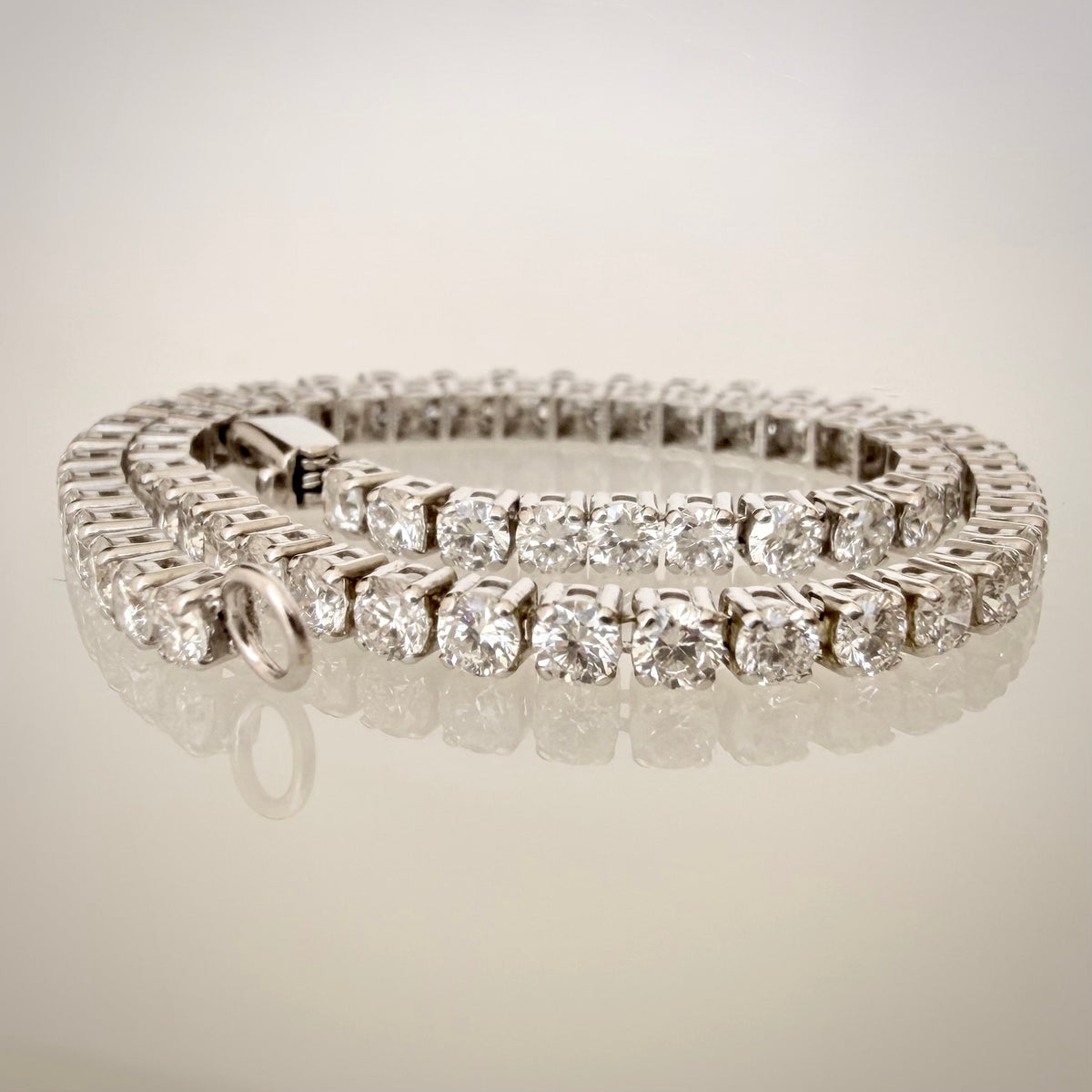 14K valkokultainen tennisrannekoru 3,27 ct valkoisella taustalla kerällä
