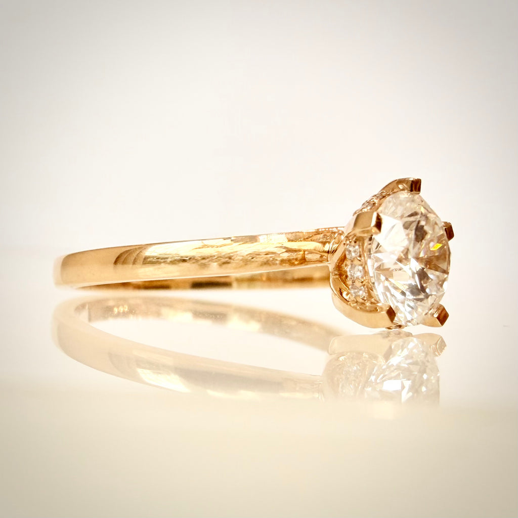 VK Signature Hidden Halo – timanttisormus 1,03 ct, 14K keltakulta etuviistosta