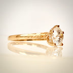 VK Signature Hidden Halo – timanttisormus 1,03 ct, 14K keltakulta etuviistosta