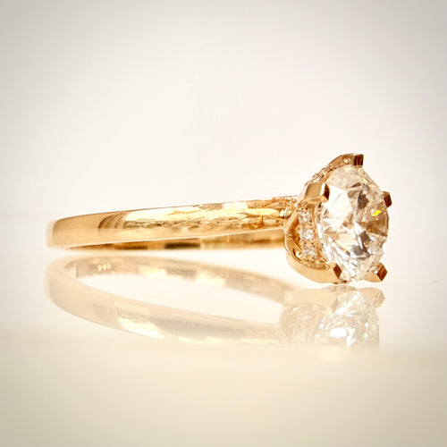VK Signature Hidden Halo – timanttisormus 1,03 ct, 14K keltakulta etuviistosta