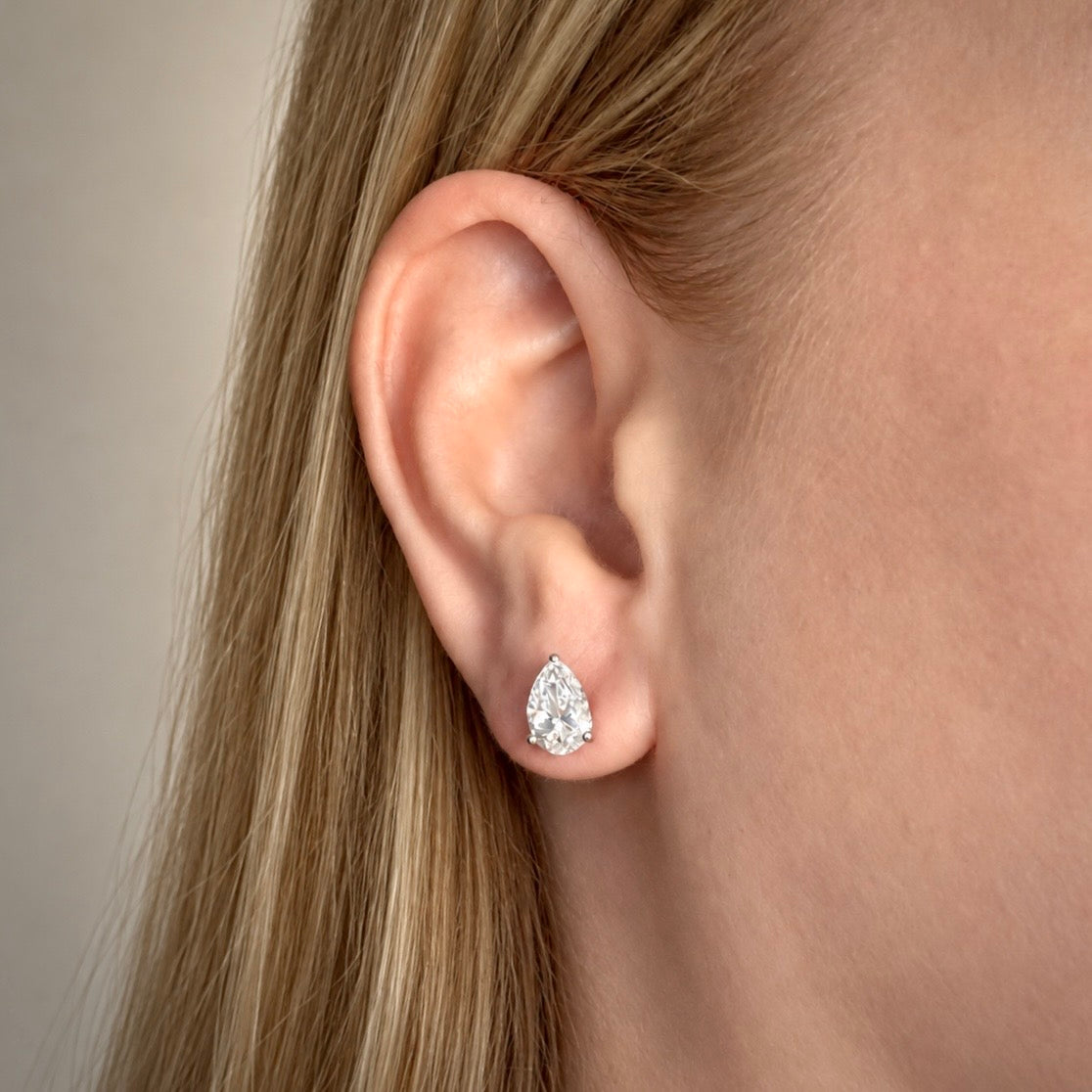 3,00 ct Pear Cut -timanttikorvakorut korvassa