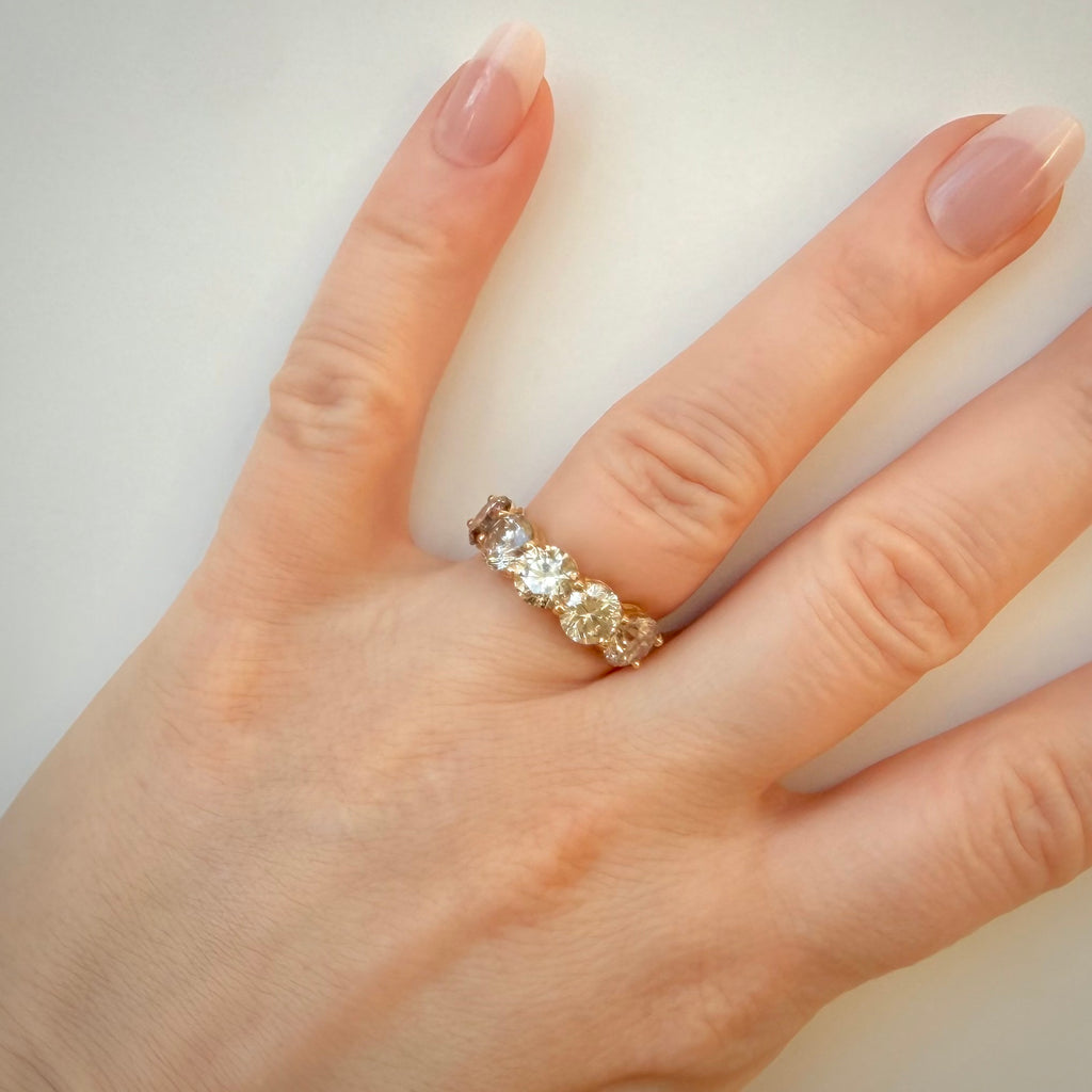 5,29 ct timanttisormus, 5-stone warm Champagne rivimalli sormessa valkoisella taustalla