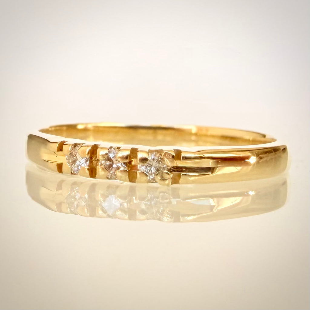 Vintage-timanttisormus kolmella timantilla – 14K keltakulta etuviistosta
