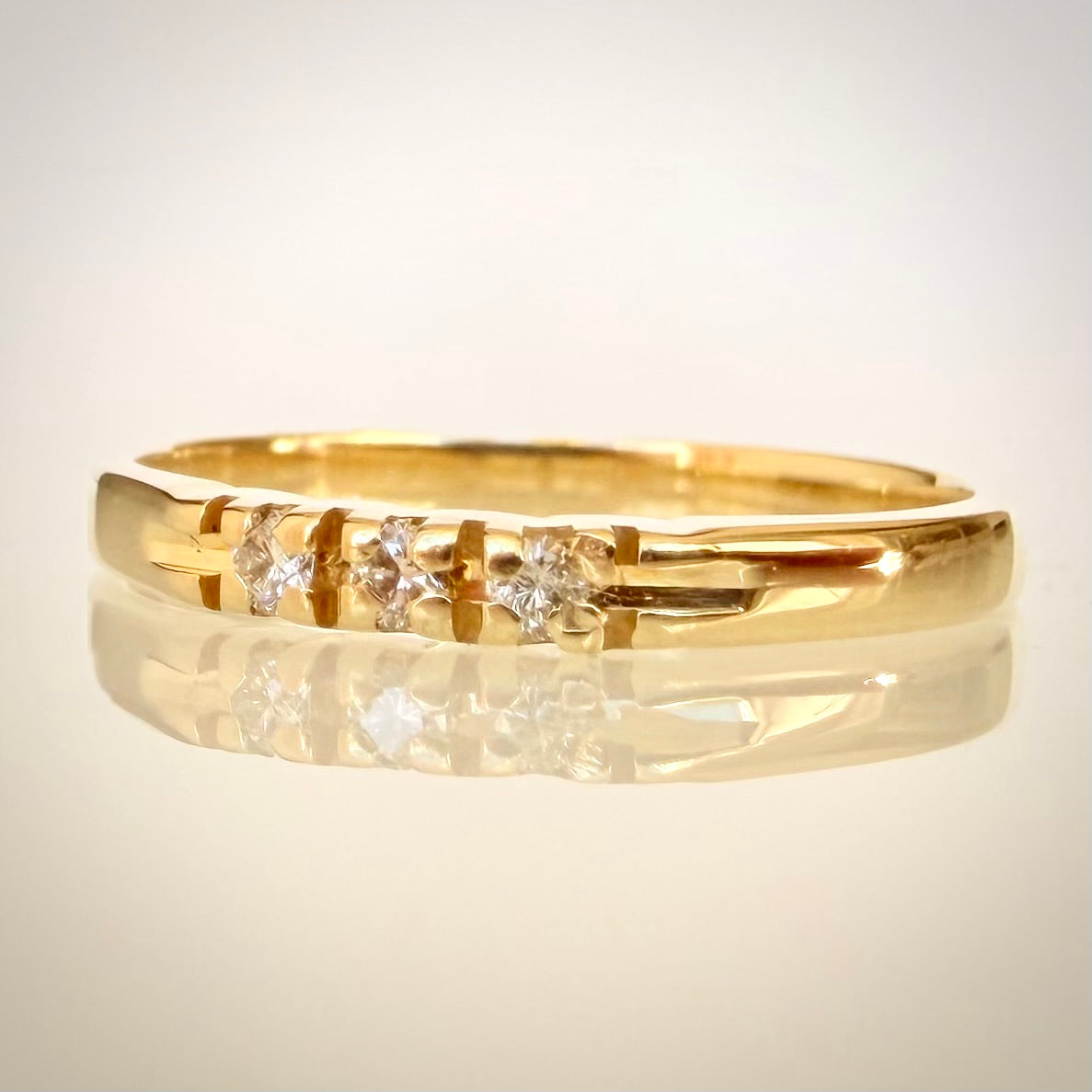 Vintage-timanttisormus kolmella timantilla – 14K keltakulta etuviistosta