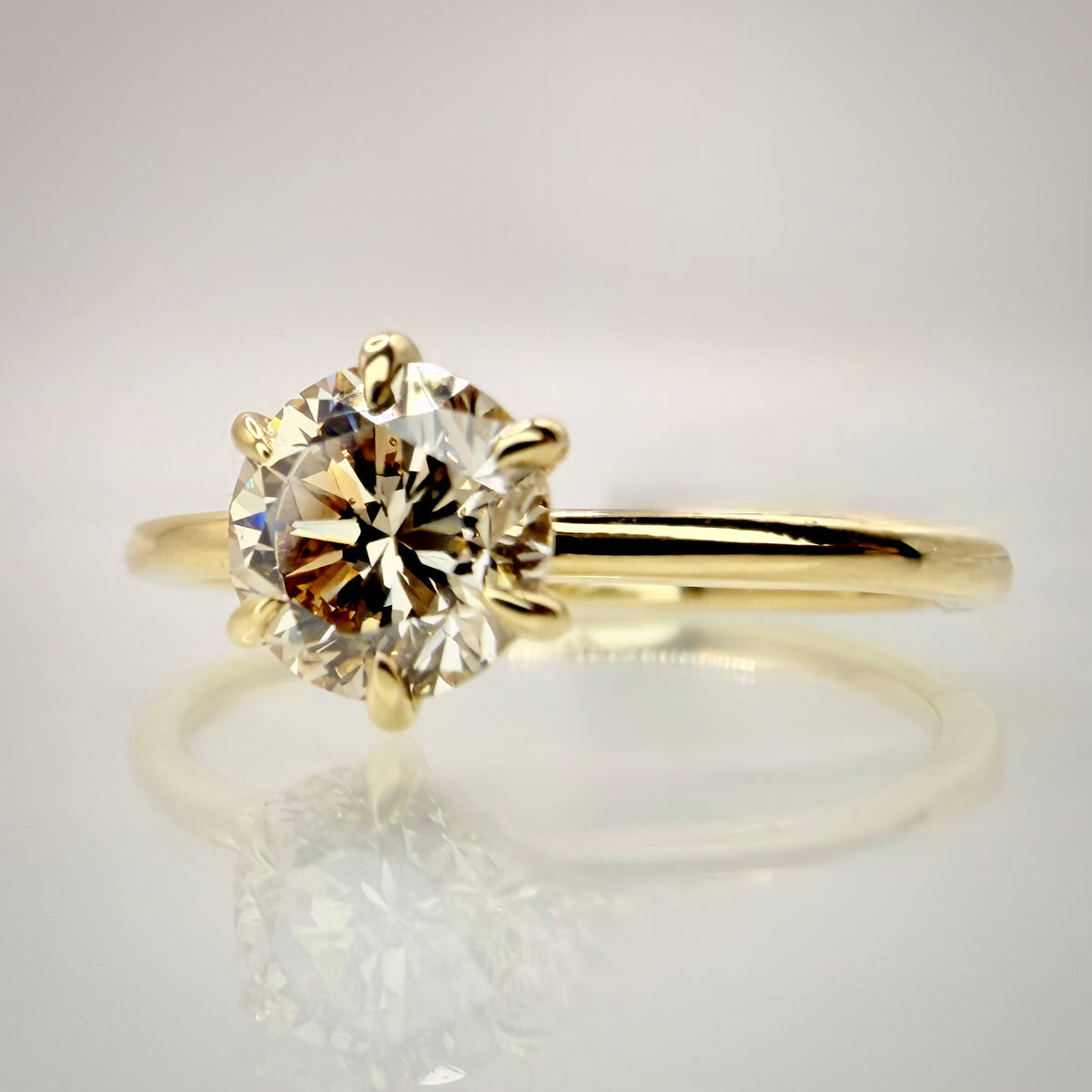 1,02 ct Shamppanja luonnontimanttisormus - Solitaire – 14K keltakulta – IGI etuviistosta