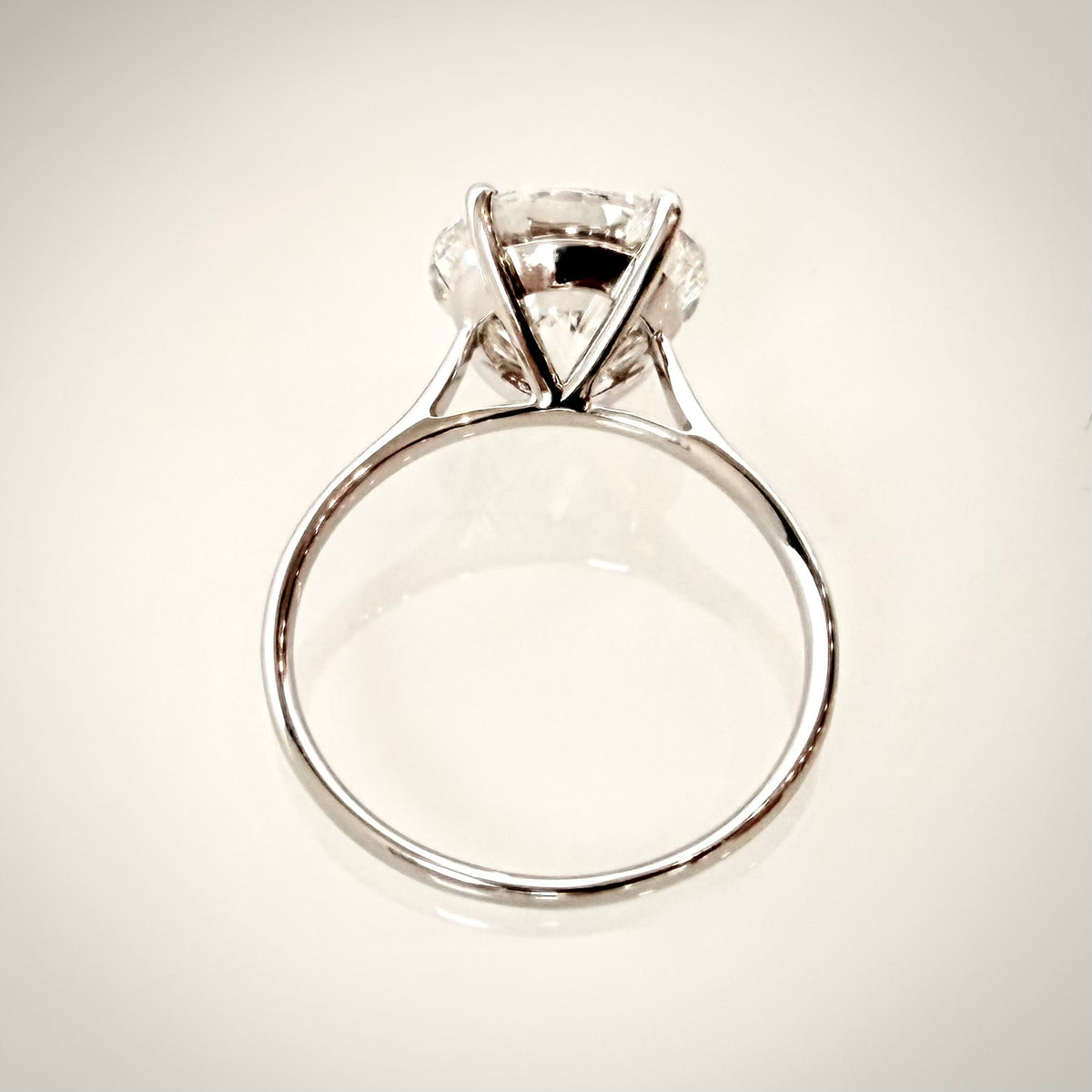 4,01 ct solitaire-timanttisormus sivuprofiili