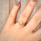 1,02 ct Shamppanja luonnontimanttisormus - Solitaire – 14K keltakulta – IGI sormessa pellava taustalla