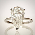 3,09 ct Pear Brilliant -timanttisormus – F/VS1 – 14K valkokulta – IGI edestä hieman viistosti