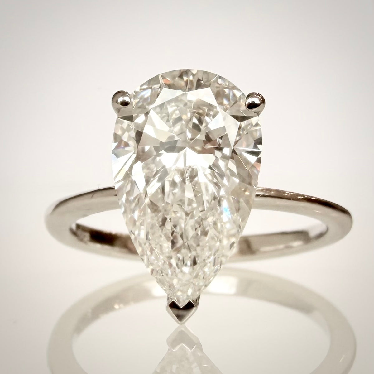 3,09 ct Pear Brilliant -timanttisormus – F/VS1 – 14K valkokulta – IGI edestä hieman viistosti