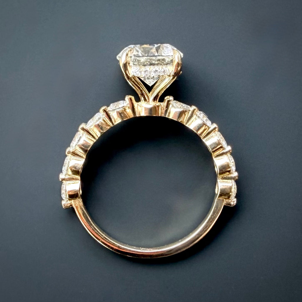 3,00 ct Hidden Halo -timanttisormus – 2,06 ct E/VS1 Triple Excellent – 14K keltakulta – IGI ylhäältä mustalla taustalla 