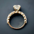 3,00 ct Hidden Halo -timanttisormus – 2,06 ct E/VS1 Triple Excellent – 14K keltakulta – IGI ylhäältä mustalla taustalla 