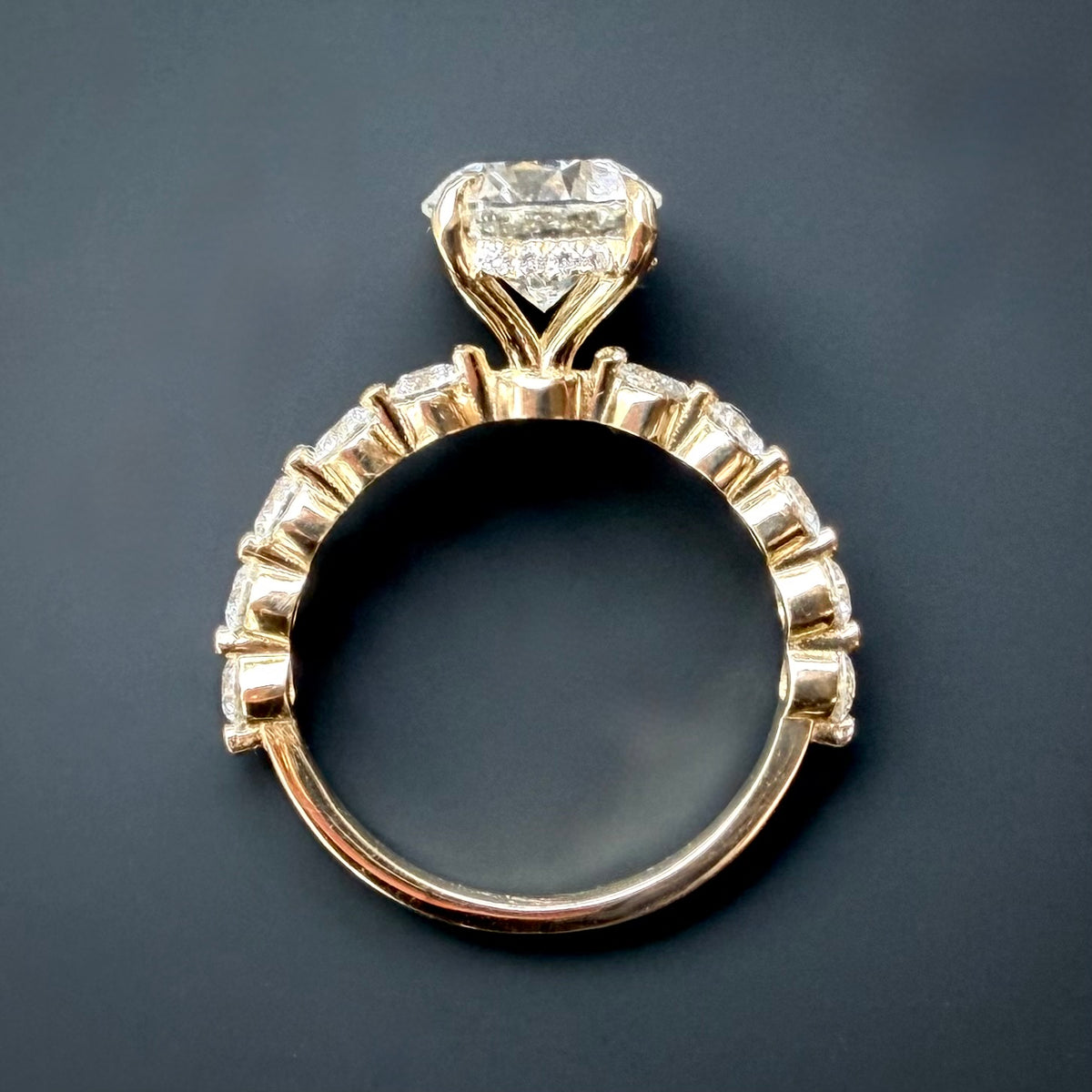 3,00 ct Hidden Halo -timanttisormus – 2,06 ct E/VS1 Triple Excellent – 14K keltakulta – IGI ylhäältä mustalla taustalla 
