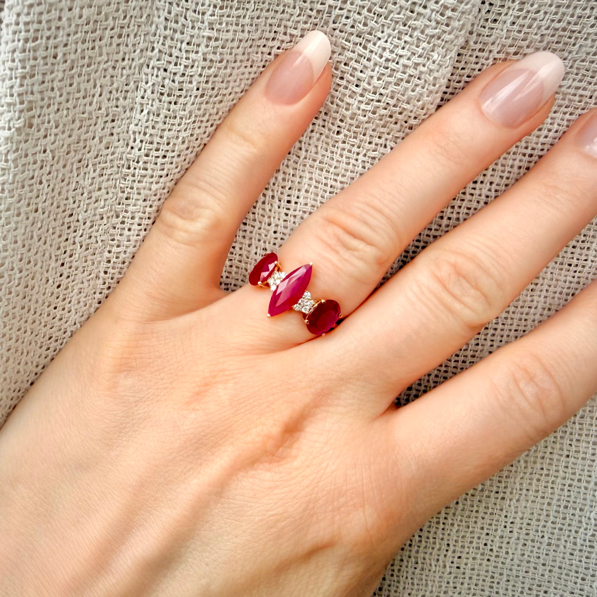 Vadelmanpunainen rubiini–timanttisormus 3,84 ct – 14K keltakulta, HRD sormessa pellavataustalla