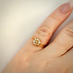 18K Keltakultainen Vintage Flower Cluster -timanttisormus 0,38 ct – Luonnontimantit sormessa valkoisella taustalla