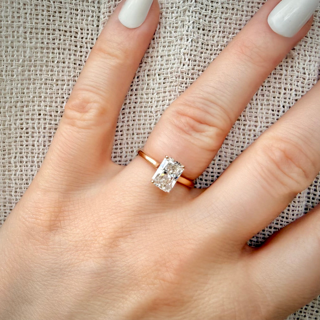 1,99 ct Radiant Cut Hidden Halo -timanttisormus sormessa