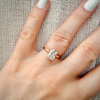 1,99 ct Radiant Cut Hidden Halo -timanttisormus sormessa