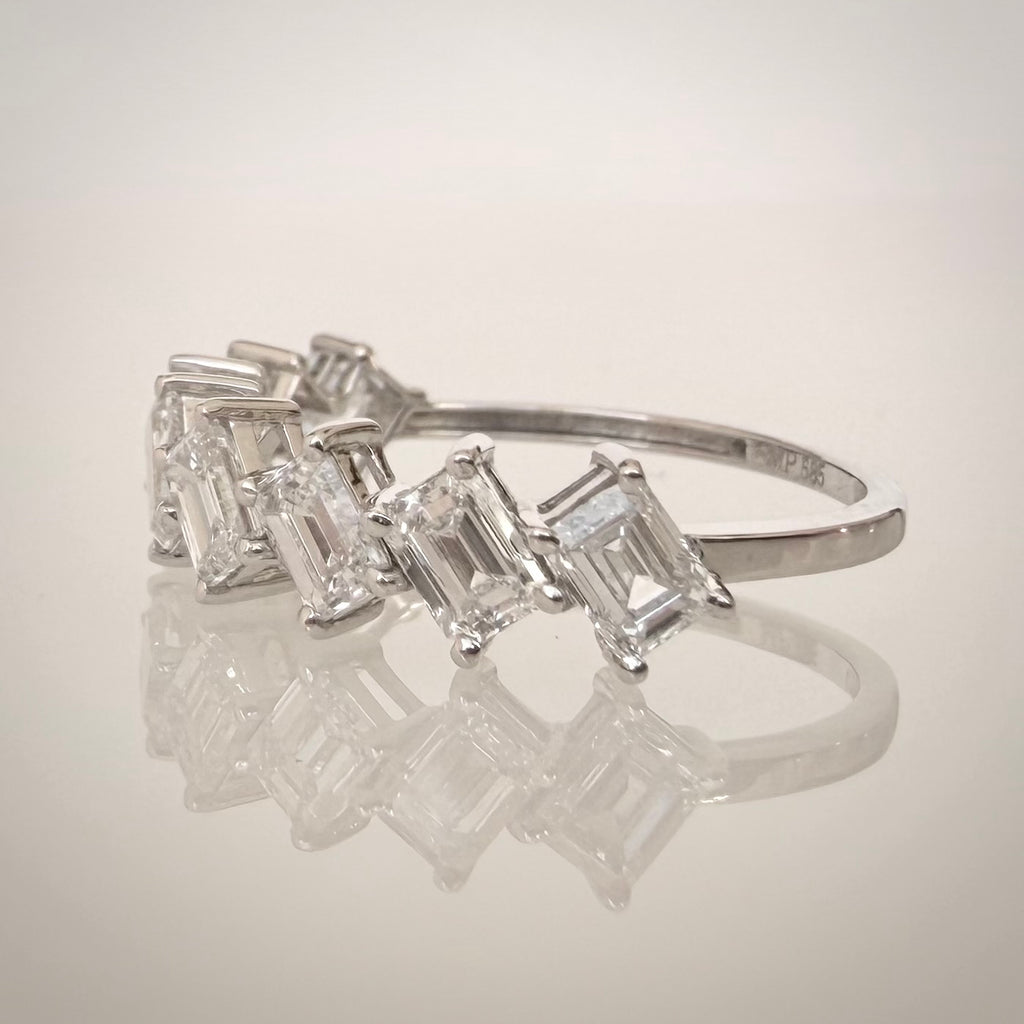 14K valkokultainen timanttisormus 2,01 ct – Emerald Cut – E–F/VVS – HRD sivulta