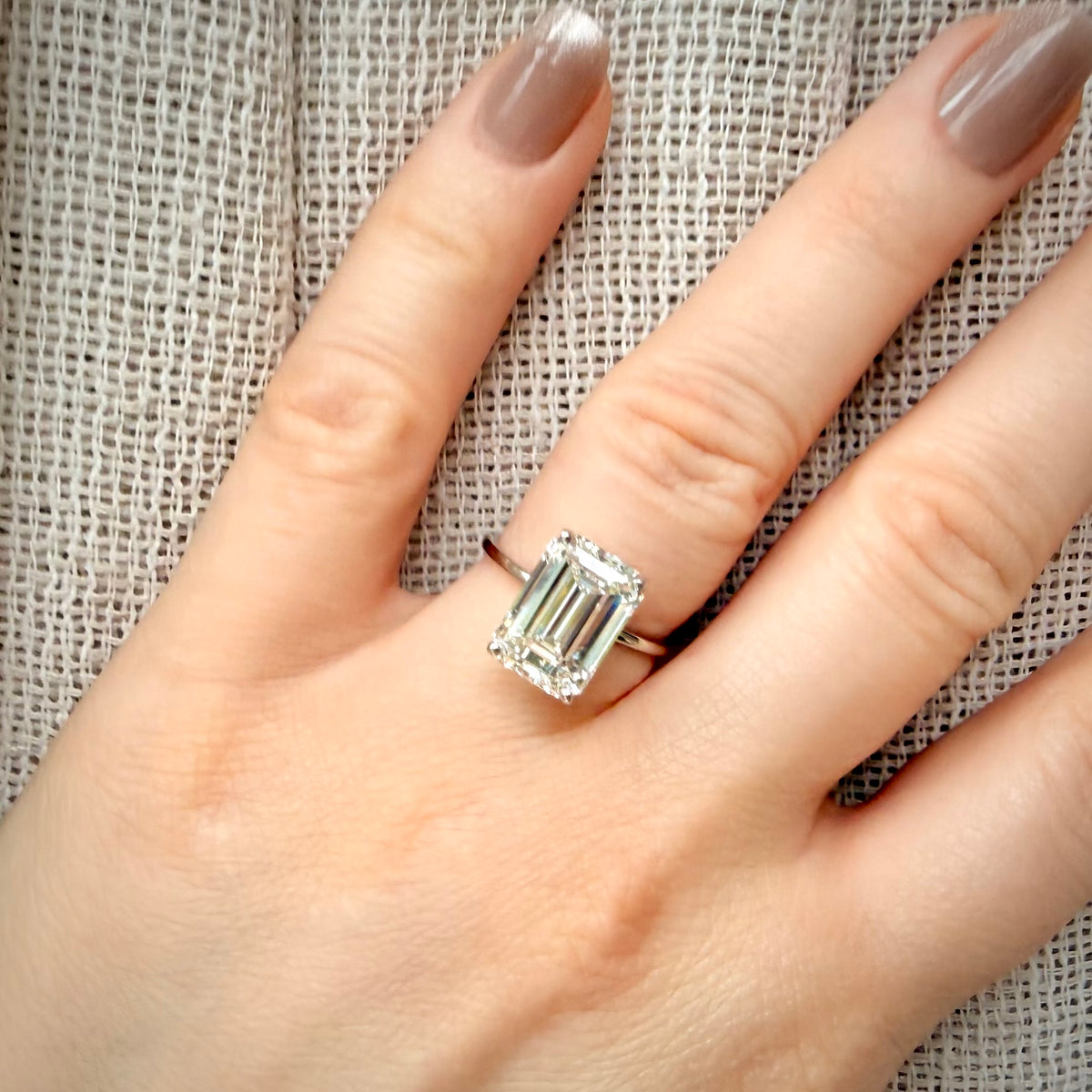 6,01 ct Emerald Cut solitaire-timanttisormus – F/VS1 – 14K valkokulta – IGI sormessa pellavataustalla