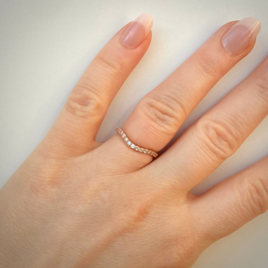 Kaartuva timanttisormus 0,08 ct – 14K ruusukulta | HRD sormessa valkoisella taustalla