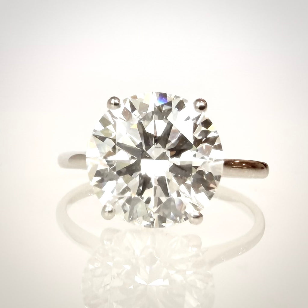 4,01 ct solitaire-timanttisormus suoraan edestä