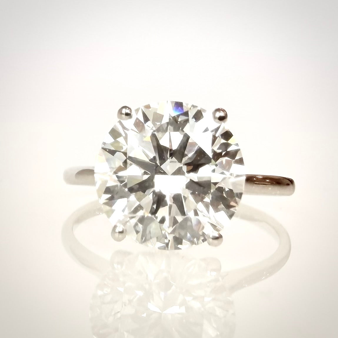 4,01 ct solitaire-timanttisormus suoraan edestä