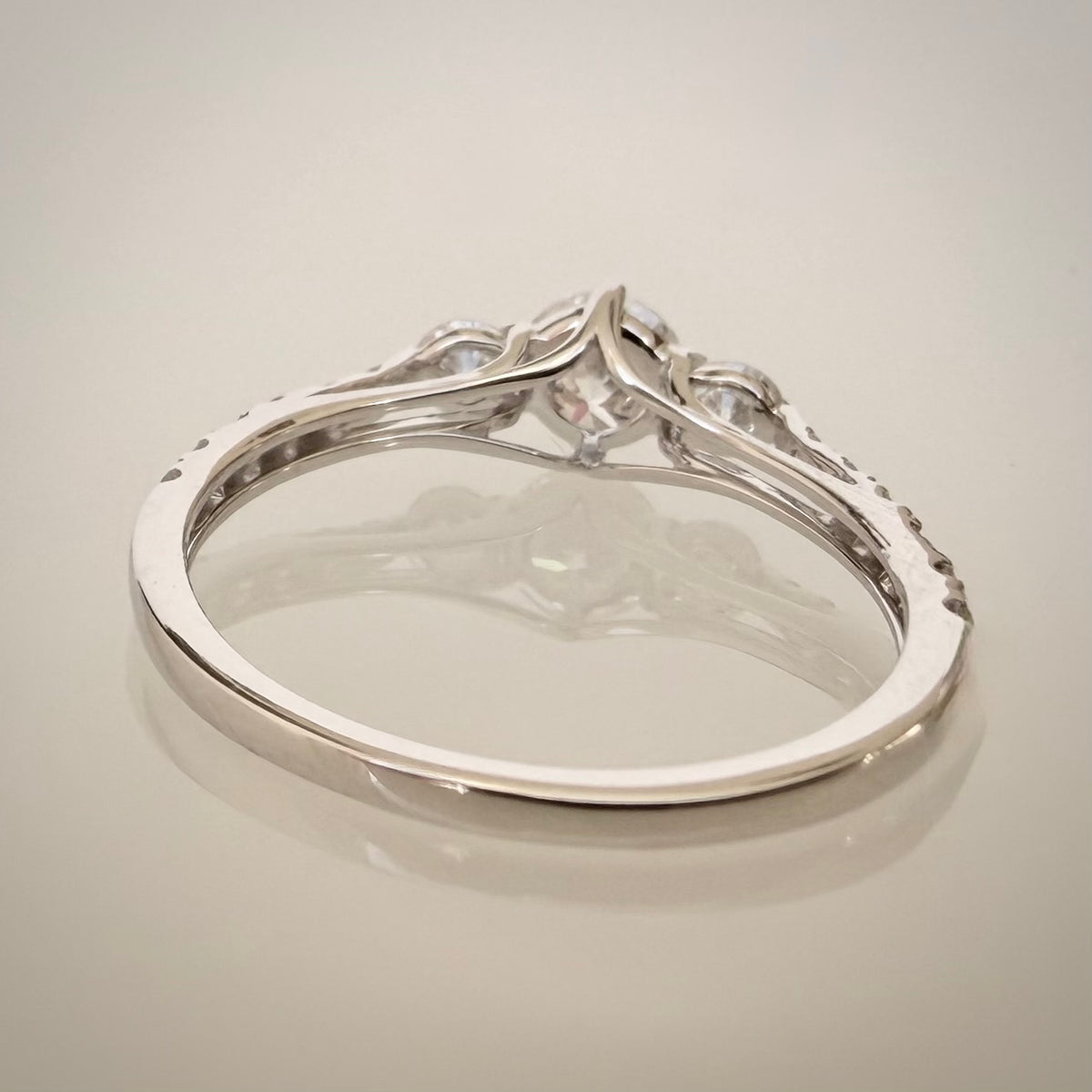1,00 ct trilogy-timanttisormus takaa