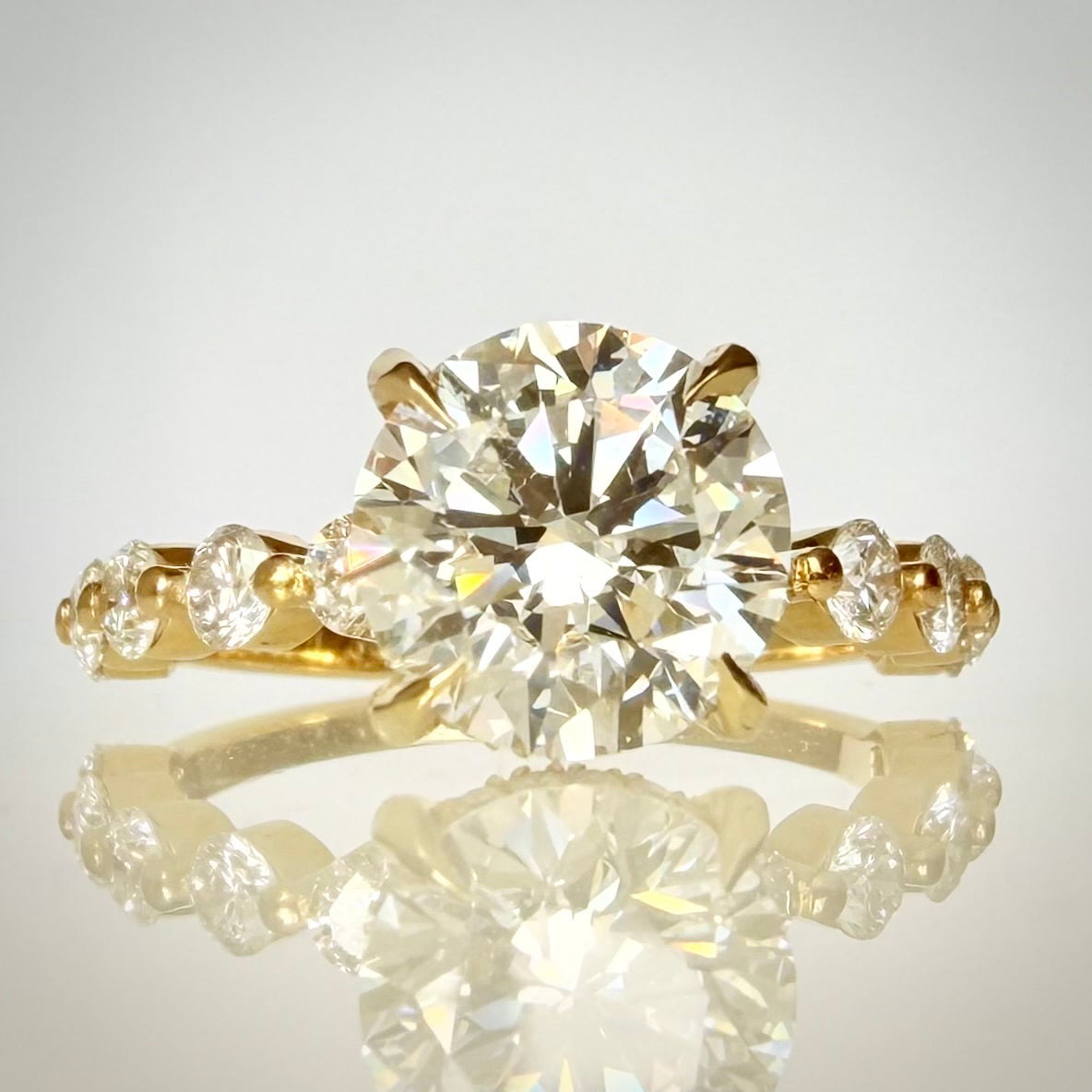 3,00 ct Hidden Halo -timanttisormus – 2,06 ct E/VS1 Triple Excellent – 14K keltakulta – IGI Suoraan edestä 2