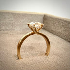 VK Signature Hidden Halo Crown – timanttisormus 1,11 ct, 14K keltakulta rasiassa, sivuprofiili