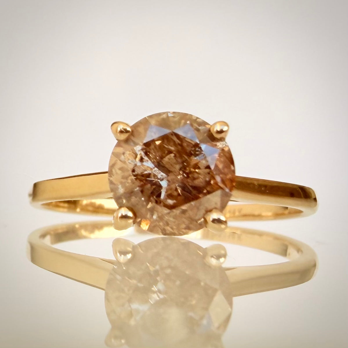 1,05 ct luonnontimanttisormus Fancy Deep Yellow Brown 14K keltakulta edestä