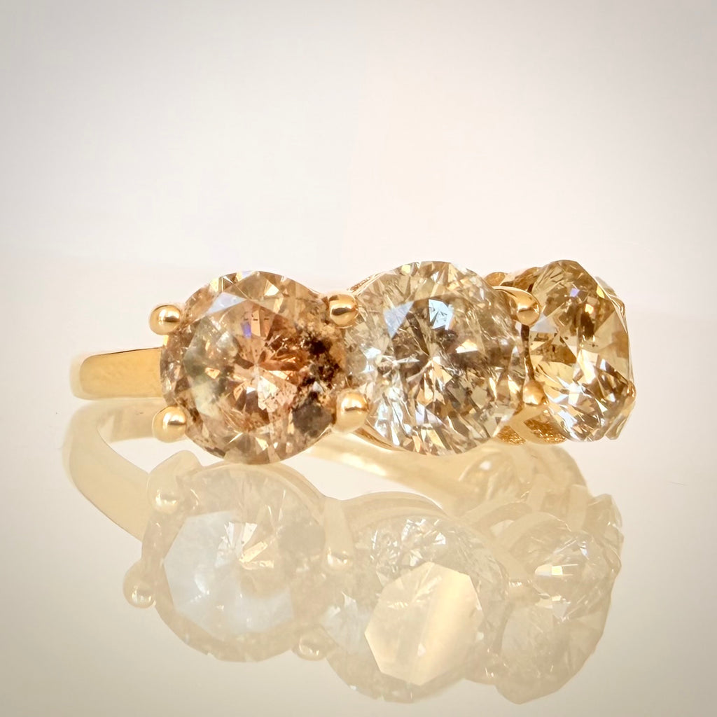 5,29 ct timanttisormus, 5-stone warm Champagne rivimalli sivulta