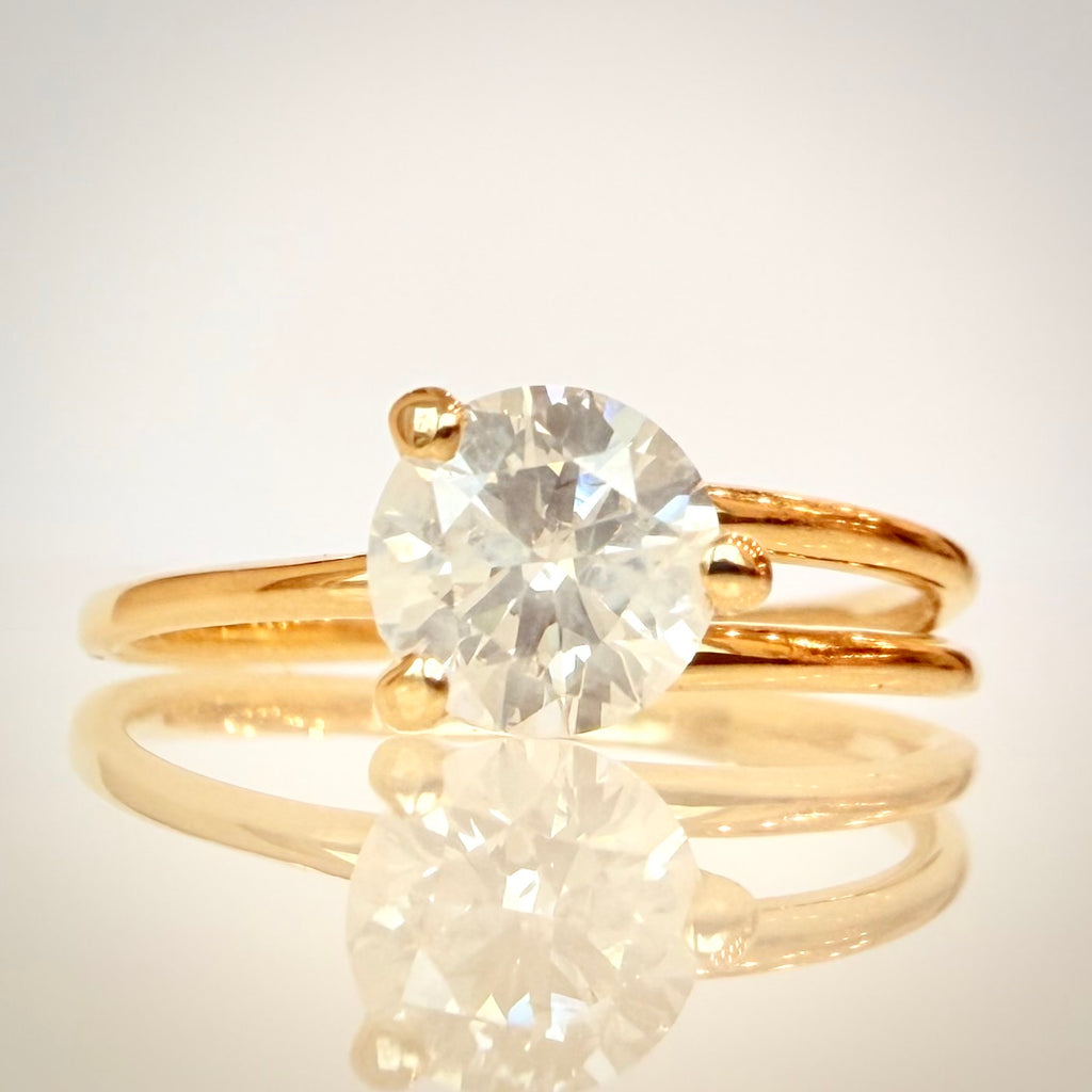 Solitaire 0,80 ct – luonnontimanttisormus, 14k keltakulta edestä