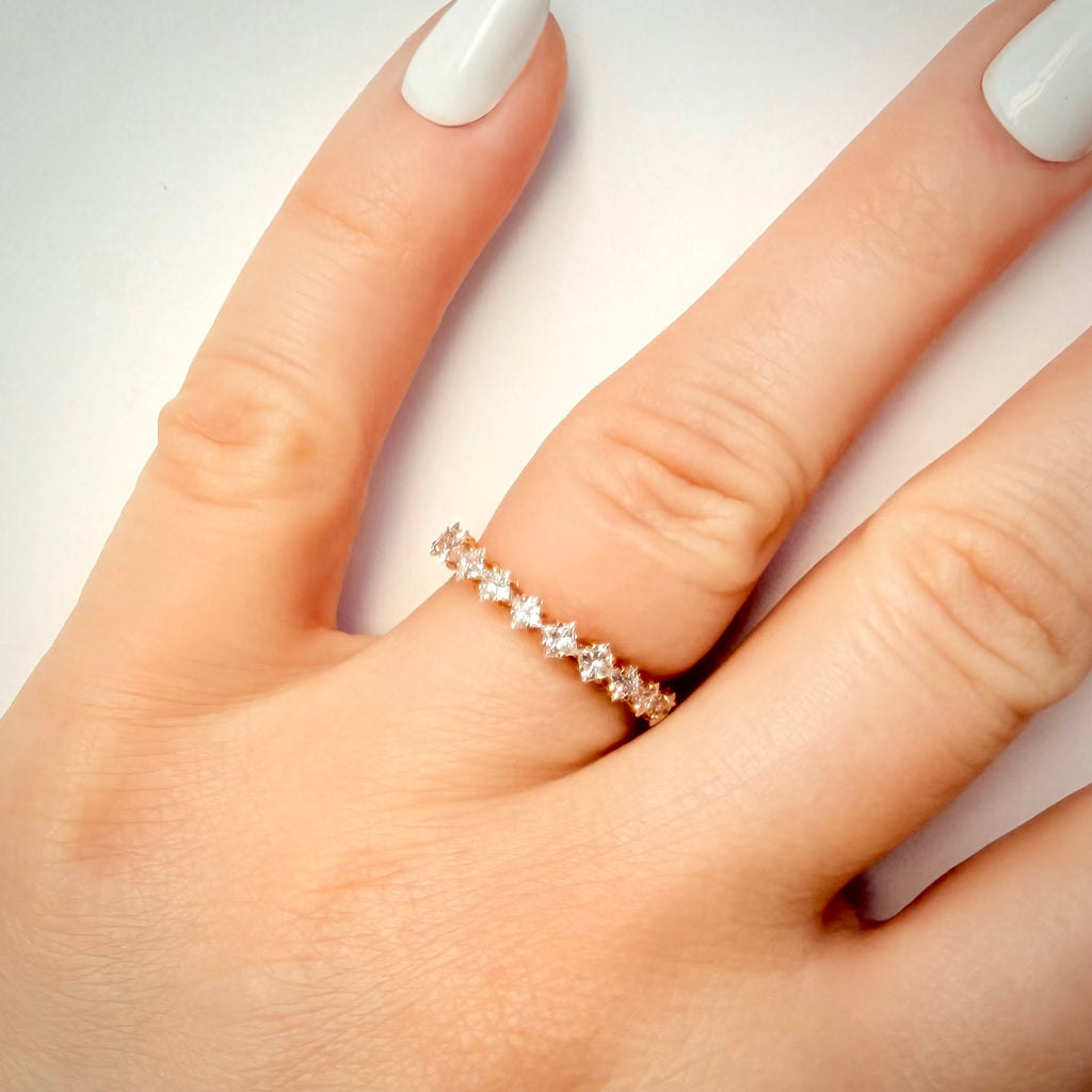 1,71 ct Princess eternity-timanttisormus sormessa